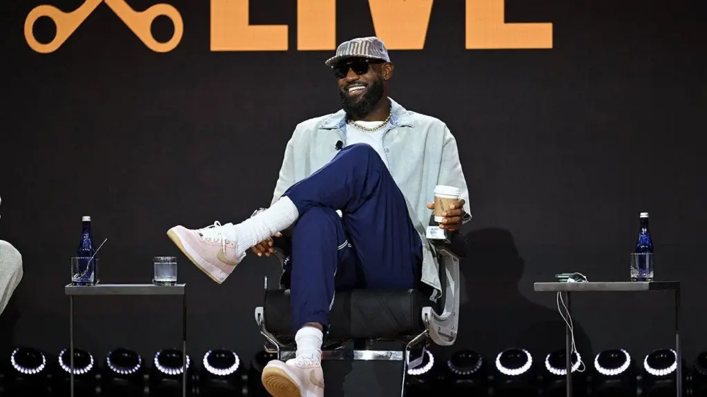 Fanatics Fest crowd goes crazy after LeBron James utters phrase often linked to team trying to sign him - Fox News