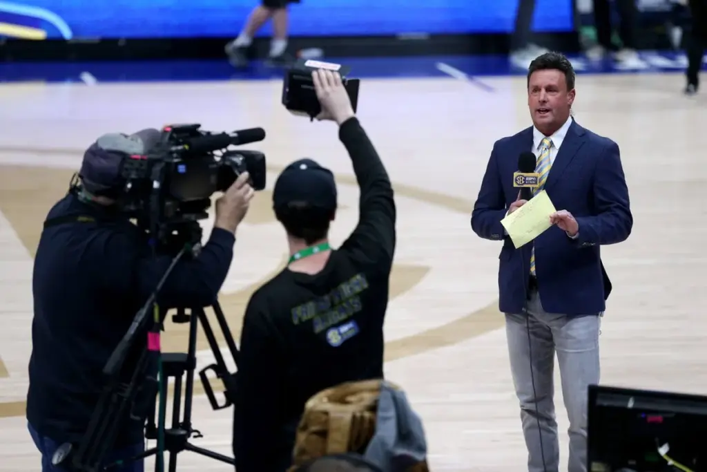 Karl Ravech, Tom Pelissero among ESPN layoffs in latest round of cuts: Sources - The Athletic - The New York Times