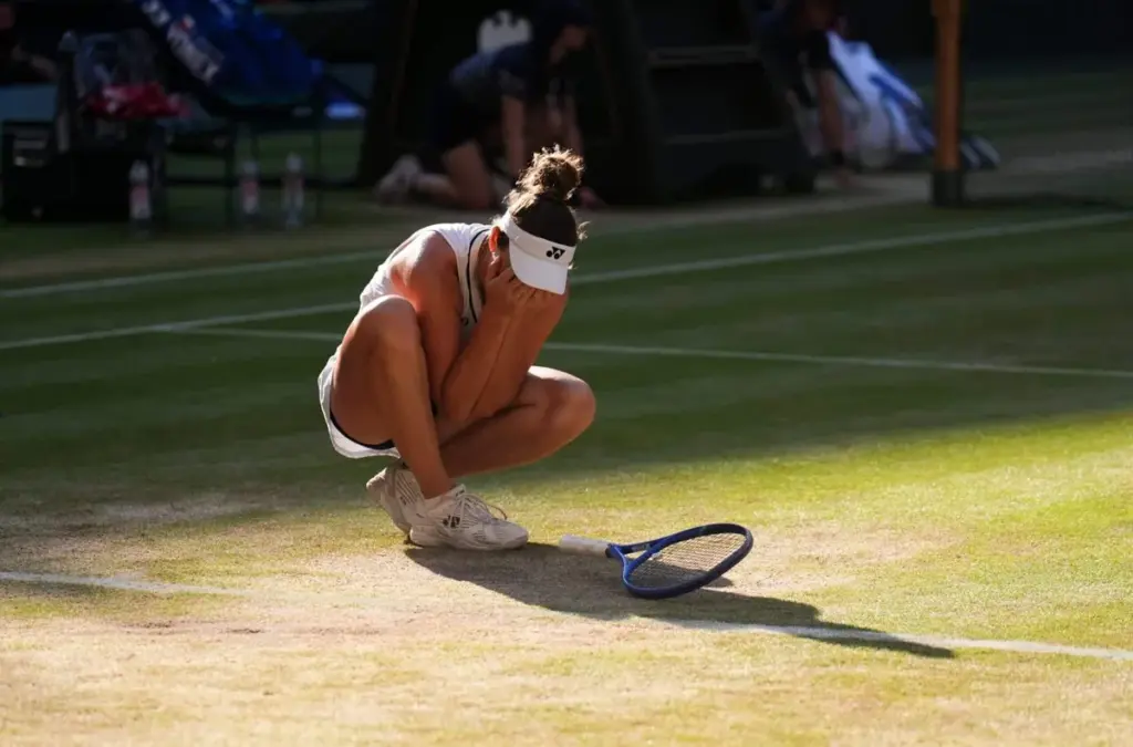 Linda Noskova recovers from 2nd-set meltdown to win Wimbledon