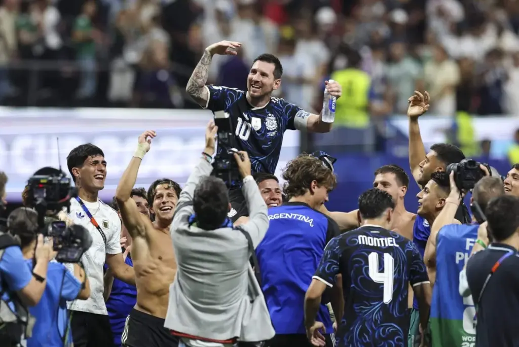 Argentina stun England with late rally to reach World Cup final