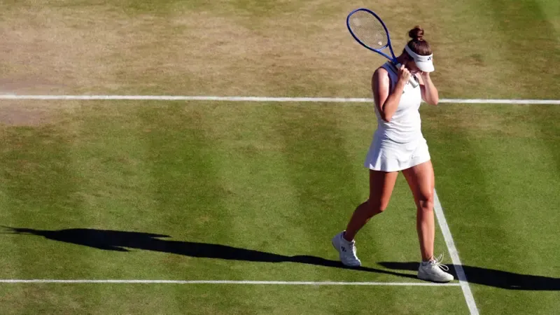 Linda Noskova puts her fingers in her ears