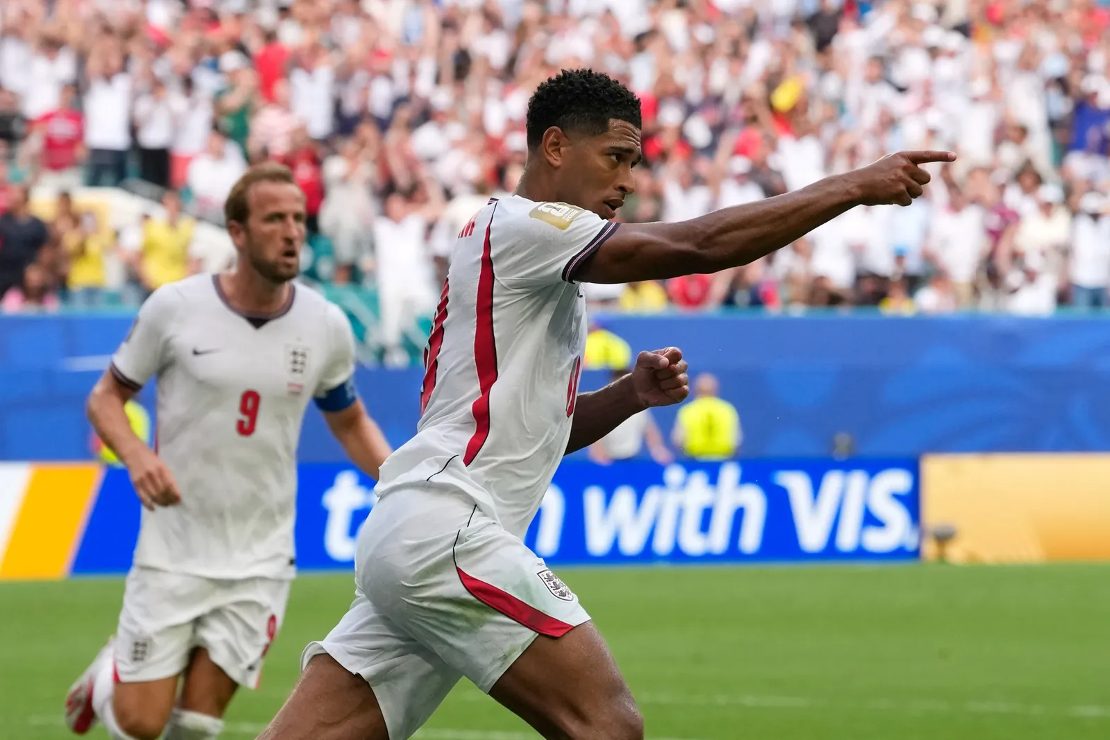 England's Jude Bellingham celebrates after scoring his side's first goal during the World Cup quarterfinal soccer match between Norway and England in Miami Gardens, Fla., Saturday, July 11, 2026. (AP Photo/Rebecca Blackwell)